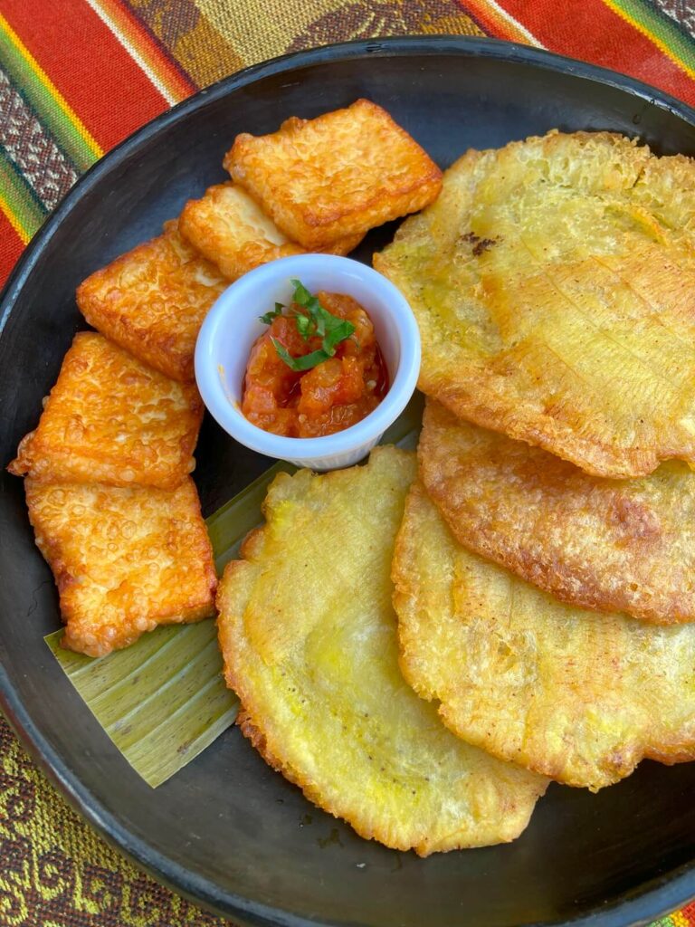Plato de comida típica del antioquia en restaurante local Colombia